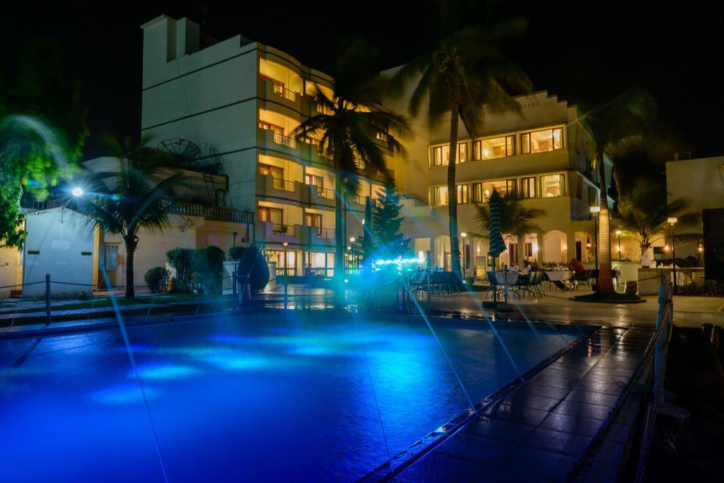 Quality Inn Palms Гандхидхам Экстерьер фото