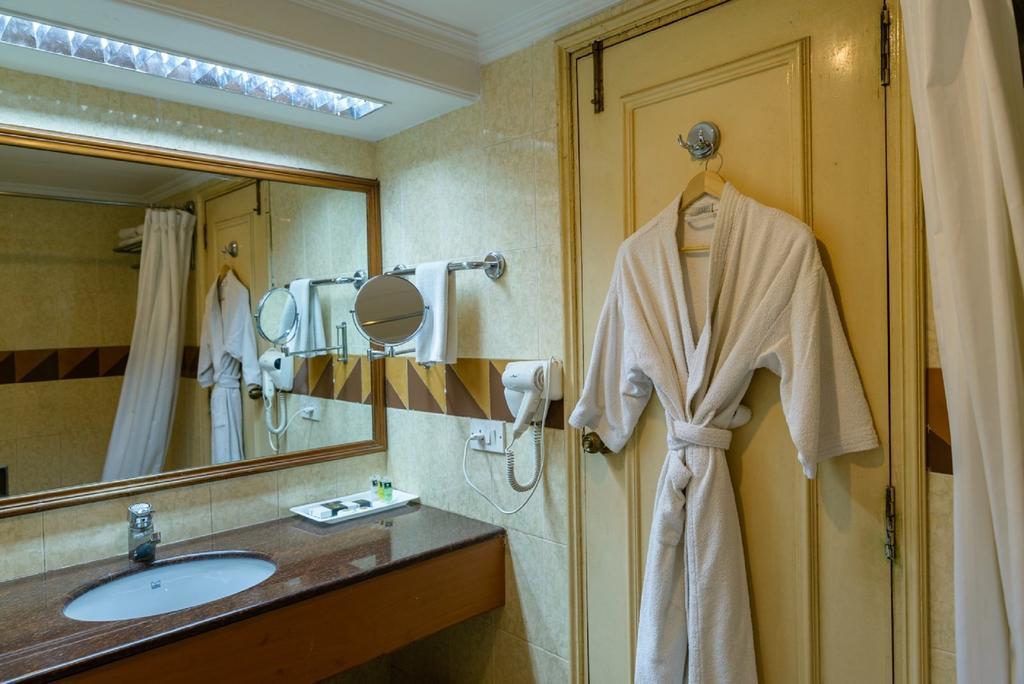 Quality Inn Palms Гандхидхам Экстерьер фото