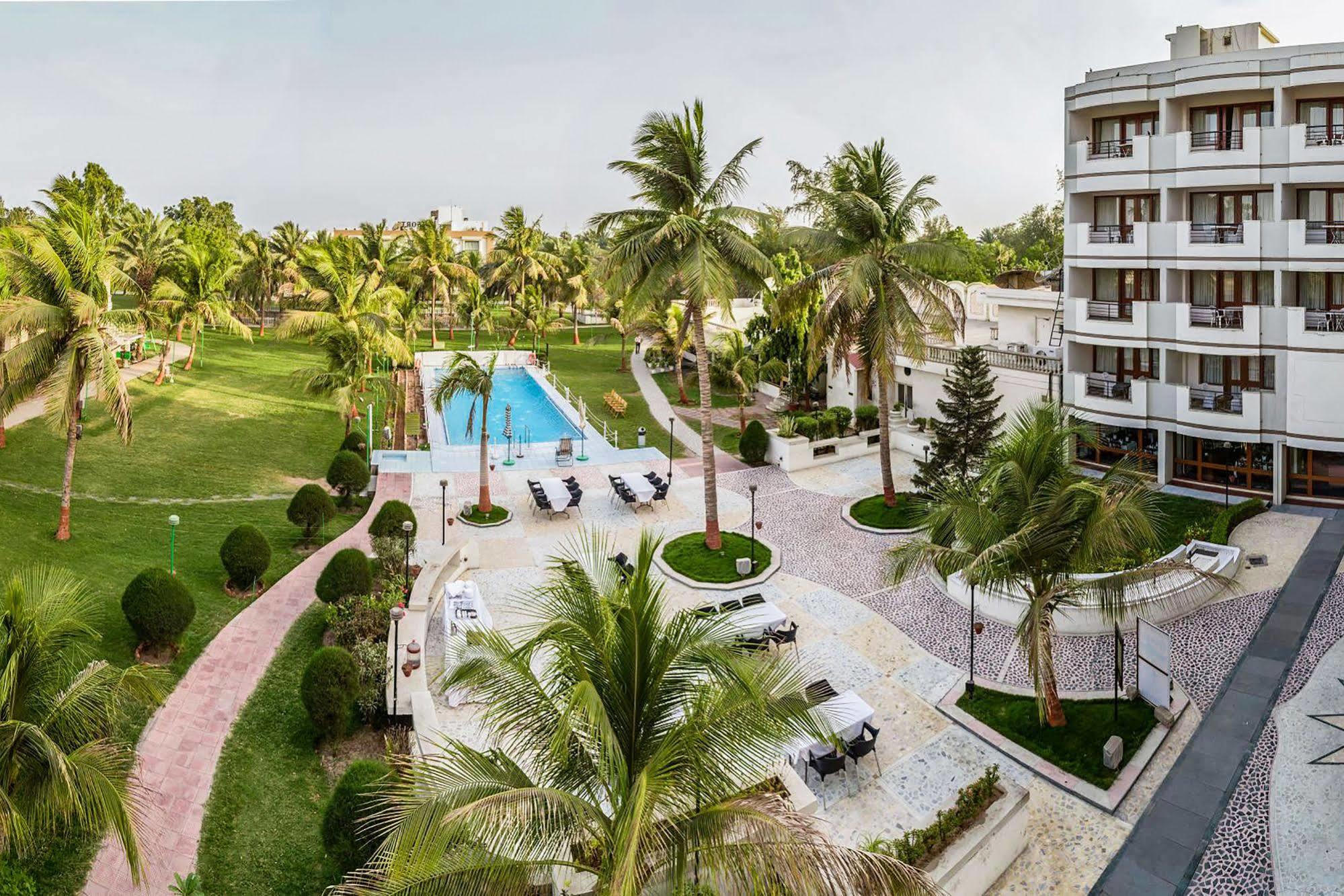 Quality Inn Palms Гандхидхам Экстерьер фото