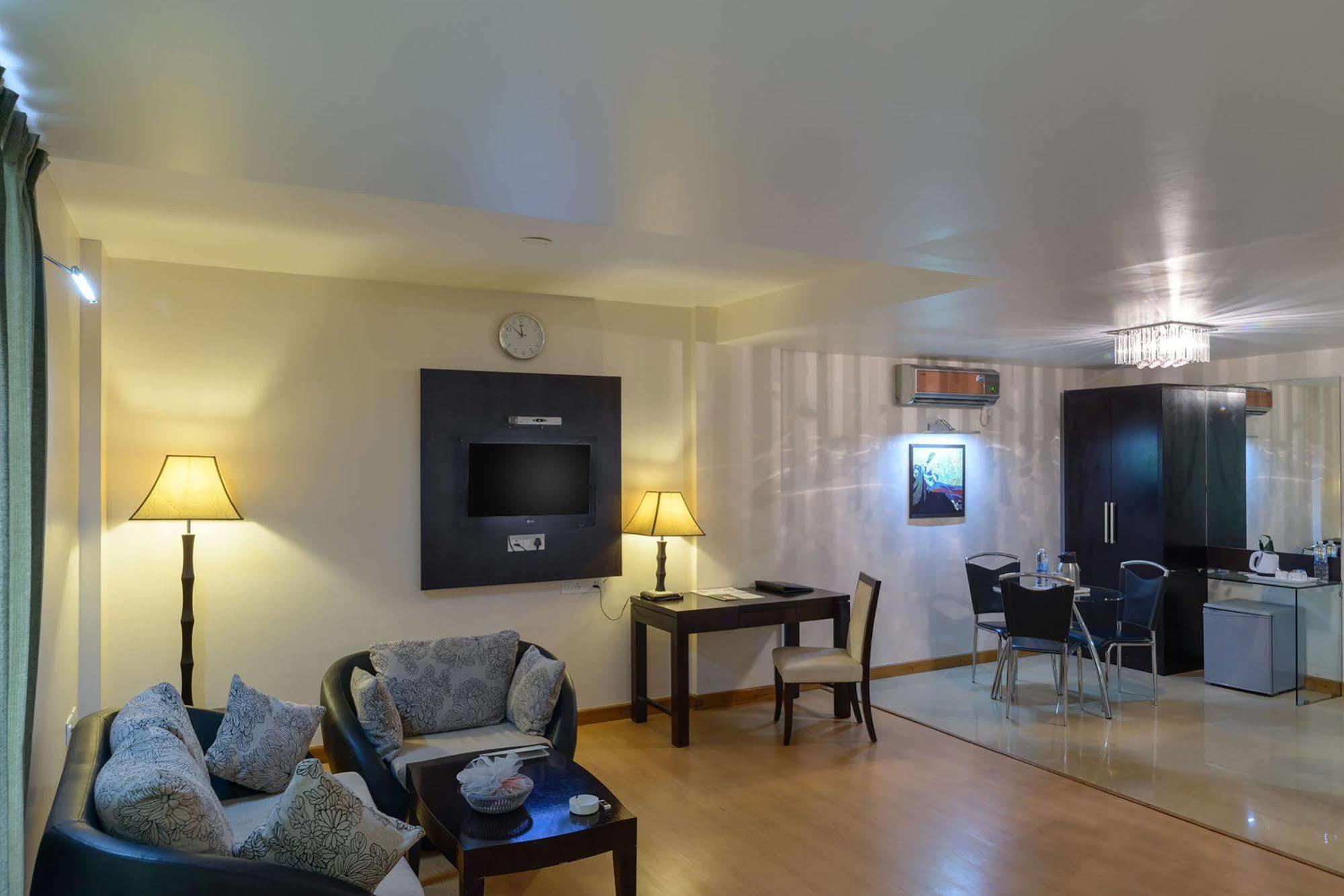 Quality Inn Palms Гандхидхам Экстерьер фото