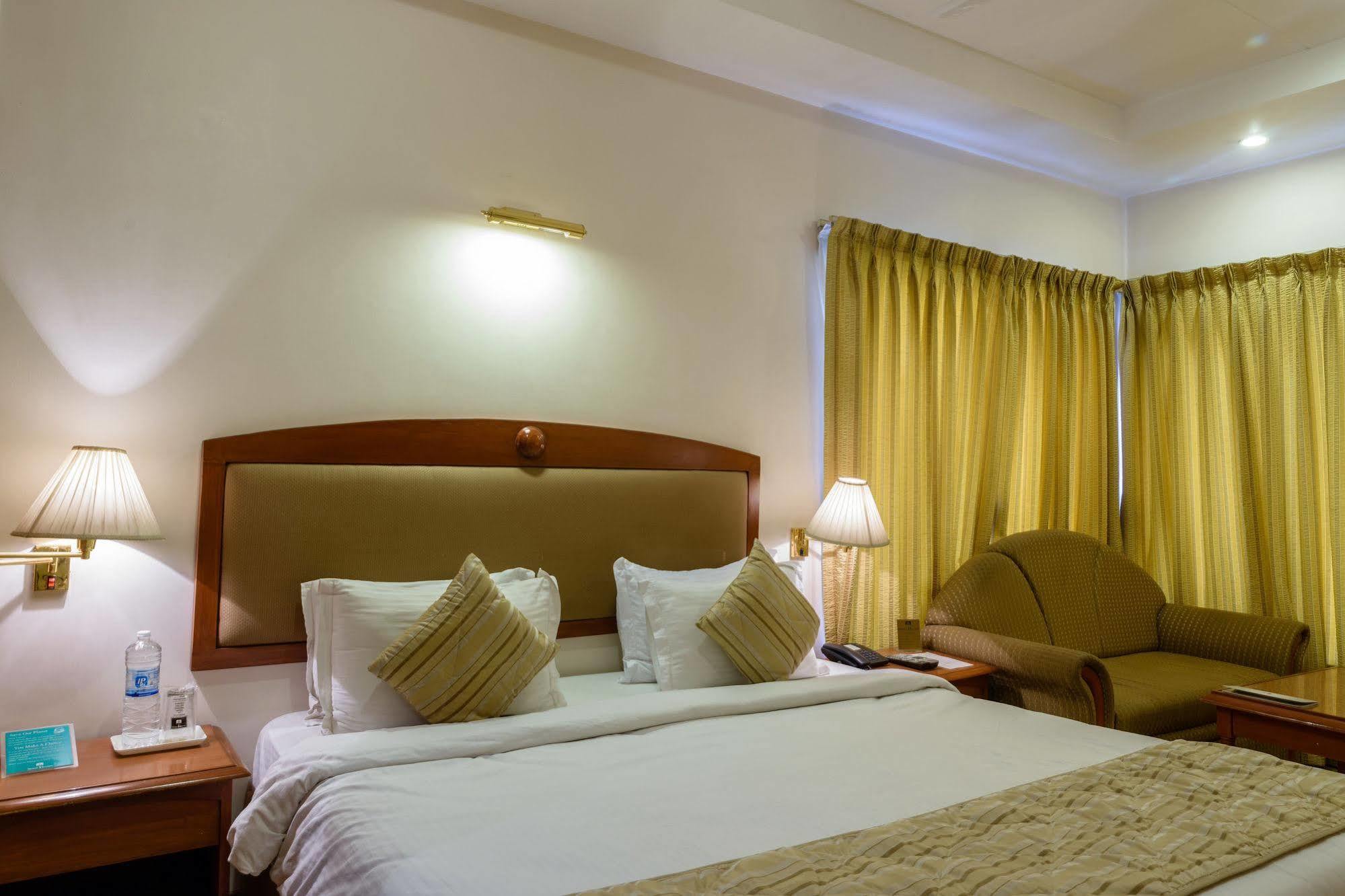 Quality Inn Palms Гандхидхам Экстерьер фото