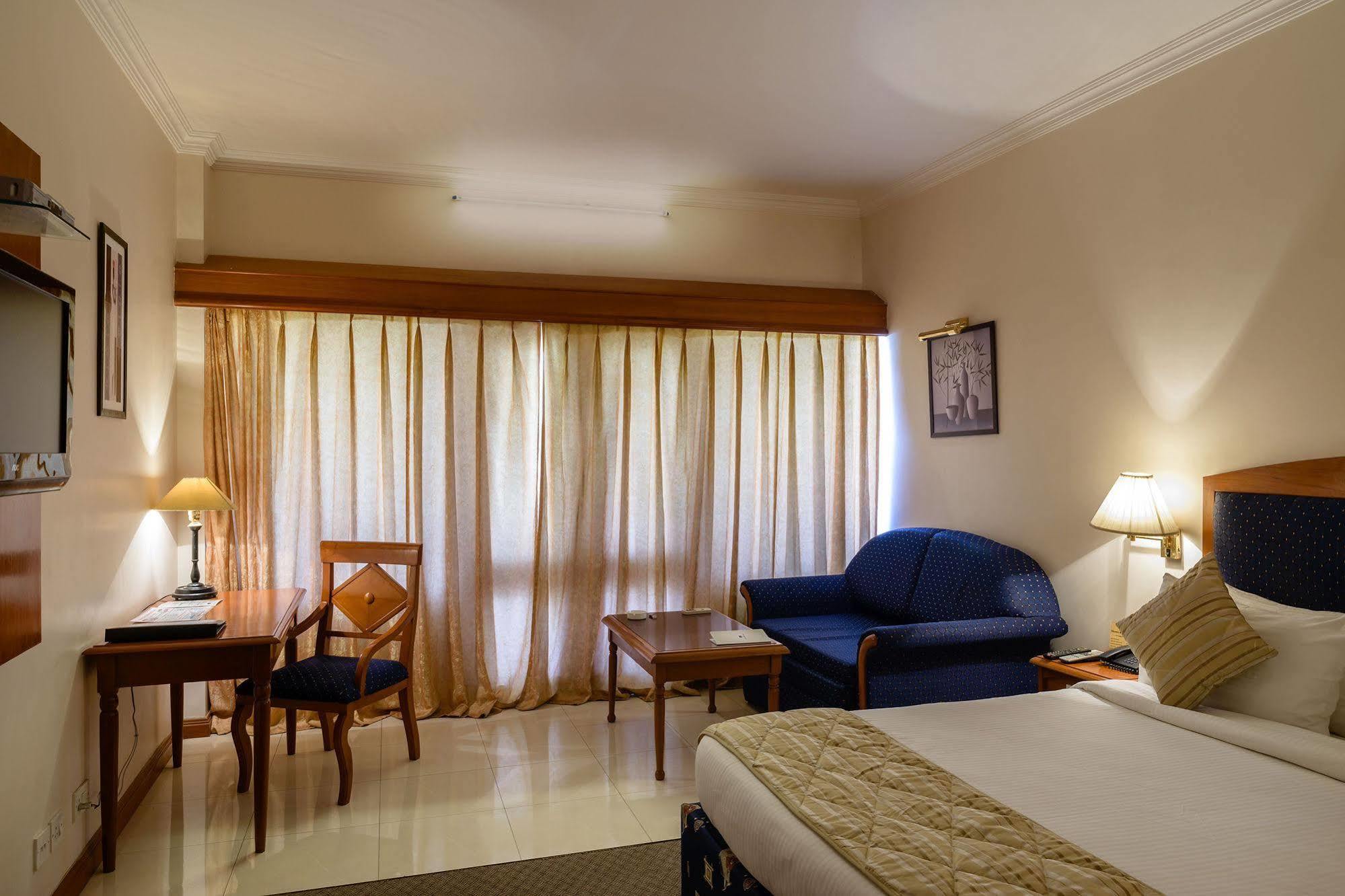 Quality Inn Palms Гандхидхам Экстерьер фото