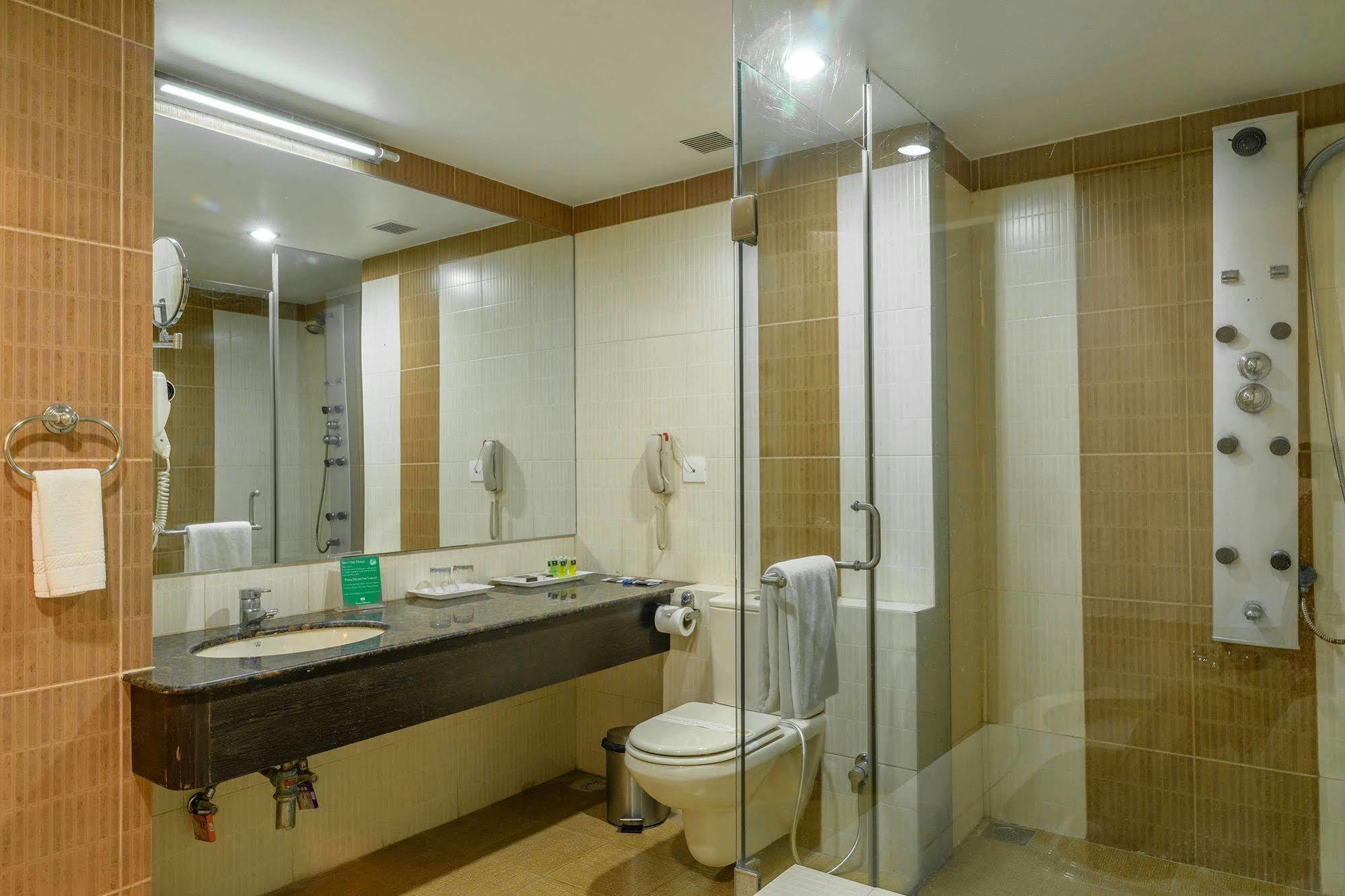 Quality Inn Palms Гандхидхам Экстерьер фото